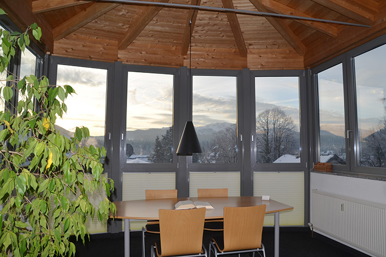 Kanzlei in schönem Büroraum mit Blick in die Berge